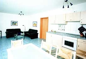 Wohnraum mit Esstisch und K&uuml;che Ferienwohnung 5/6, Haus II